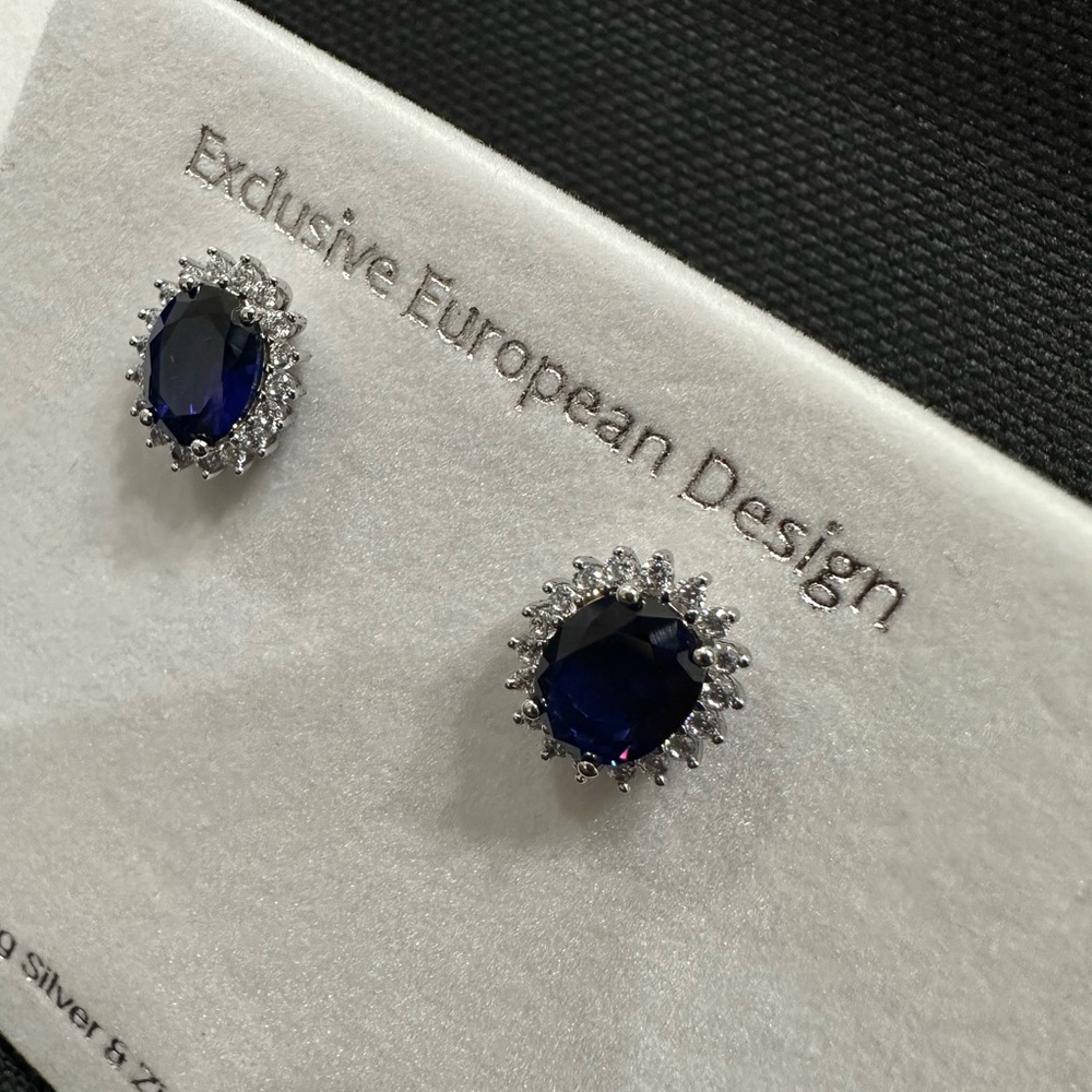 Absolutely gorgeous sterling silver, and zirconium stones